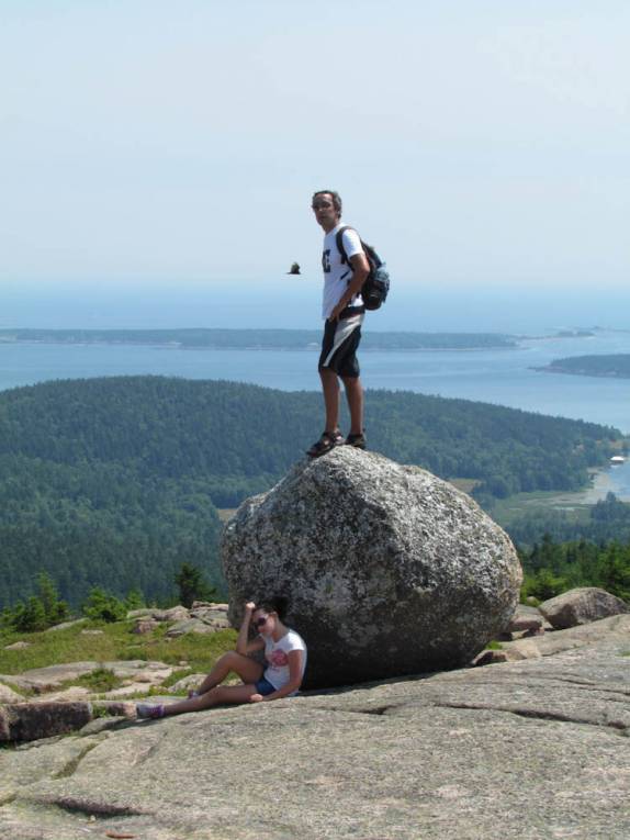 Bebel descansa no topo de Penebscot, no Acadia National Park, no Maine - Estados Unidos